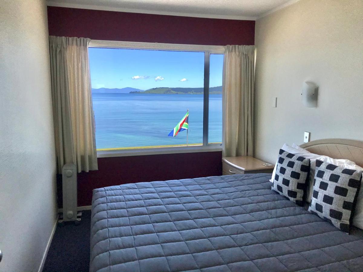 Superior One-Bedroom Apartment with Lake View,1069463545:JPEG