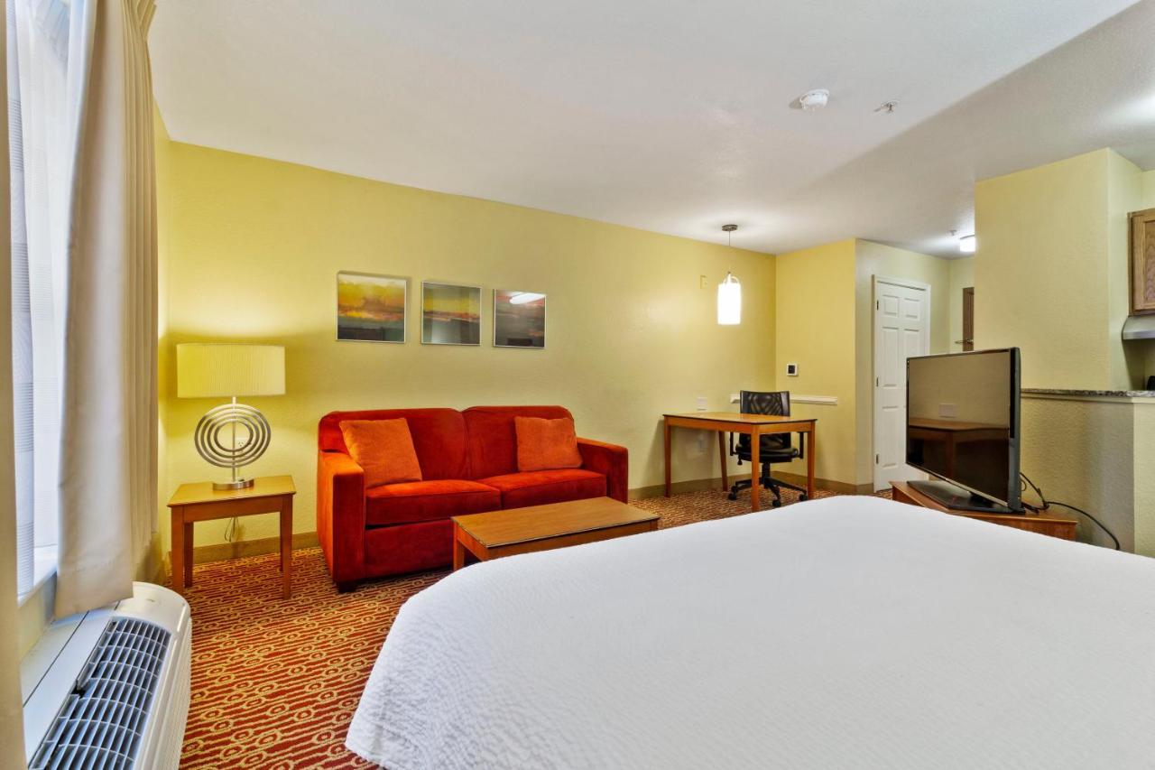 Deluxe studio 1 Queen Bed Non-Smoking