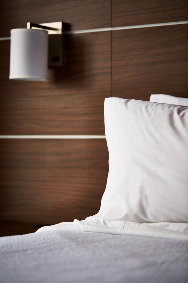 King Room - Hearing Accessible - Roll-in Shower