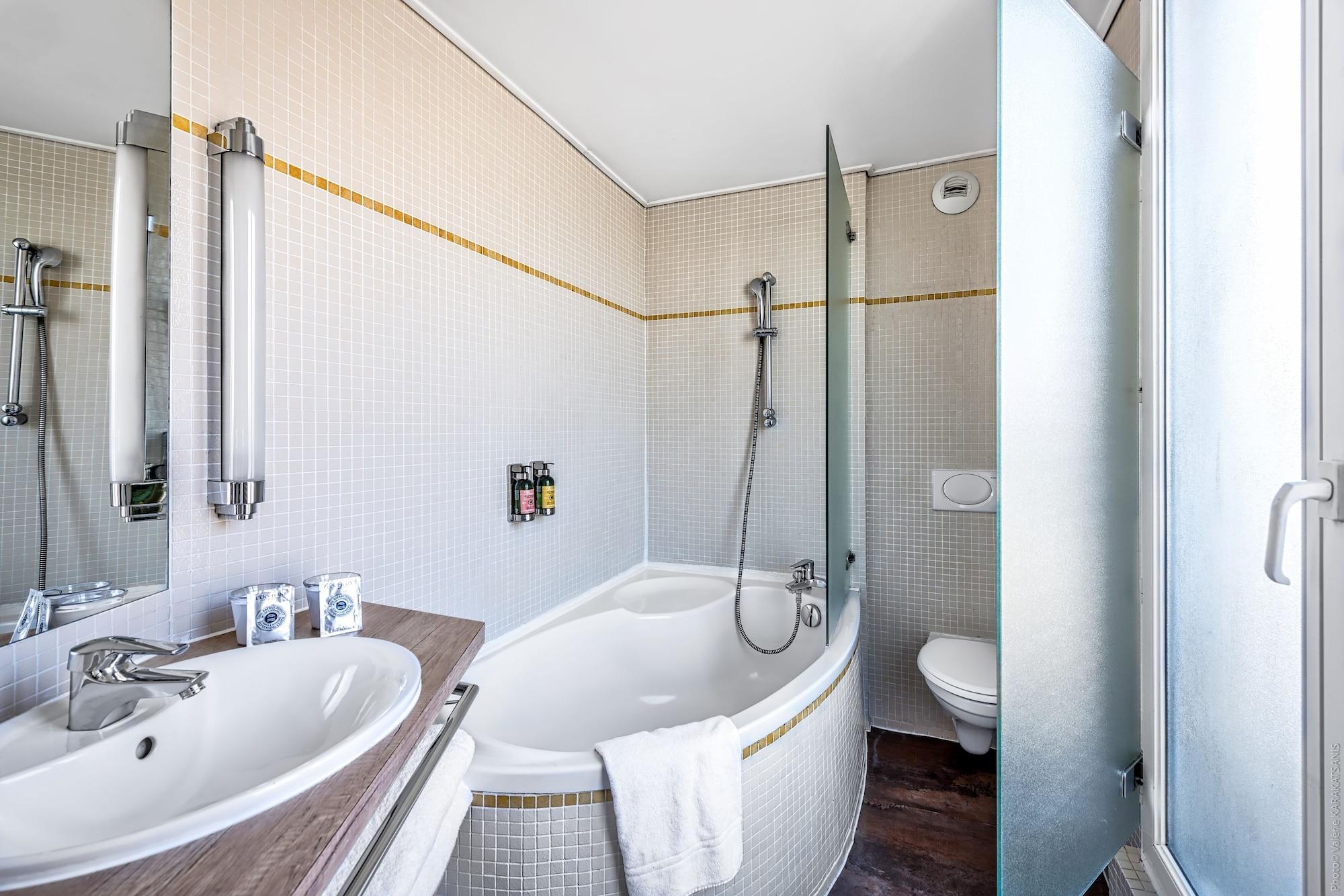 Twin Room with View on the Arc de Triomphe