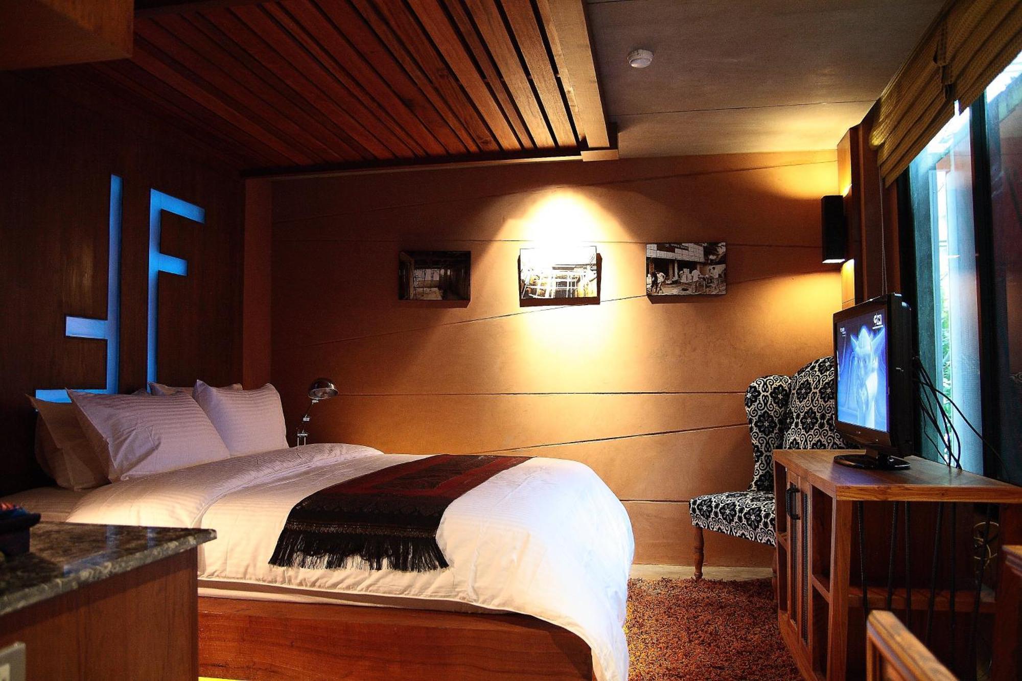 Deluxe Chill Room
