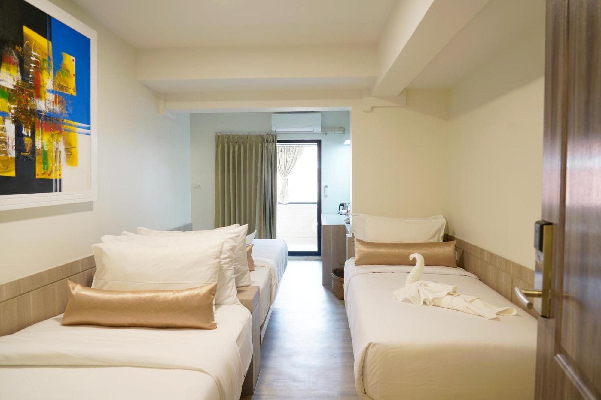 Deluxe Triple Room with Window,1208919046:JPEG