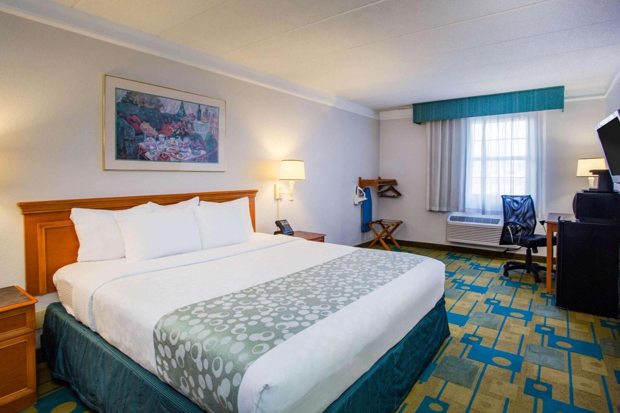 King Room with Bath Tub - Mobility Accessible/Non-Smoking