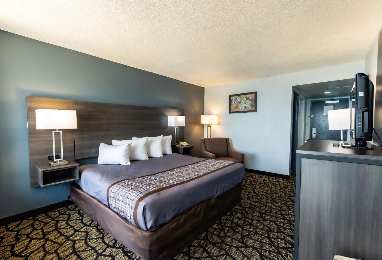 Senior King Room - Accessible/Non-Smoking