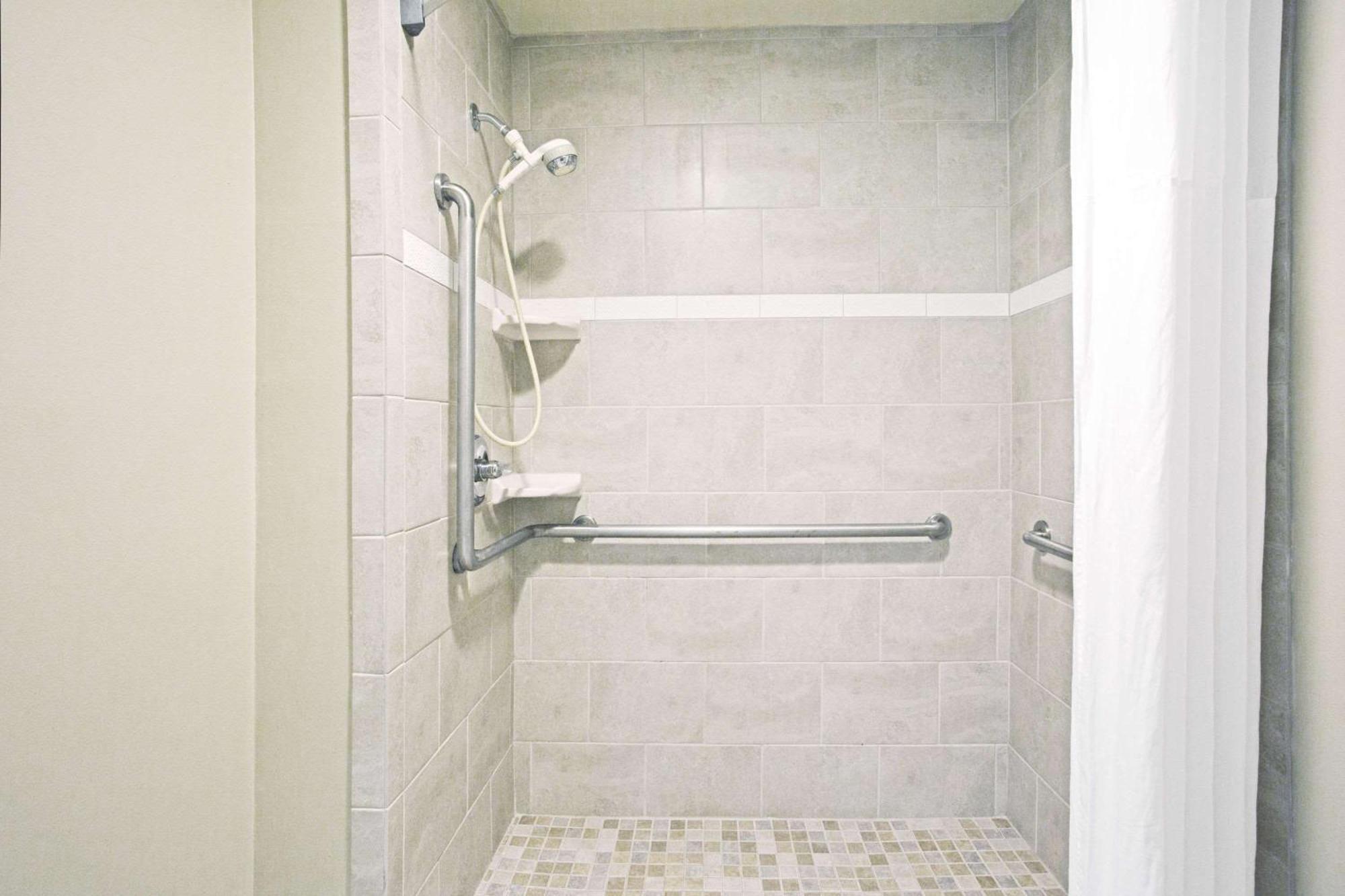 Queen Room with Two Queen Beds and Roll-in Shower - Mobility Accessible/Non-Smoking