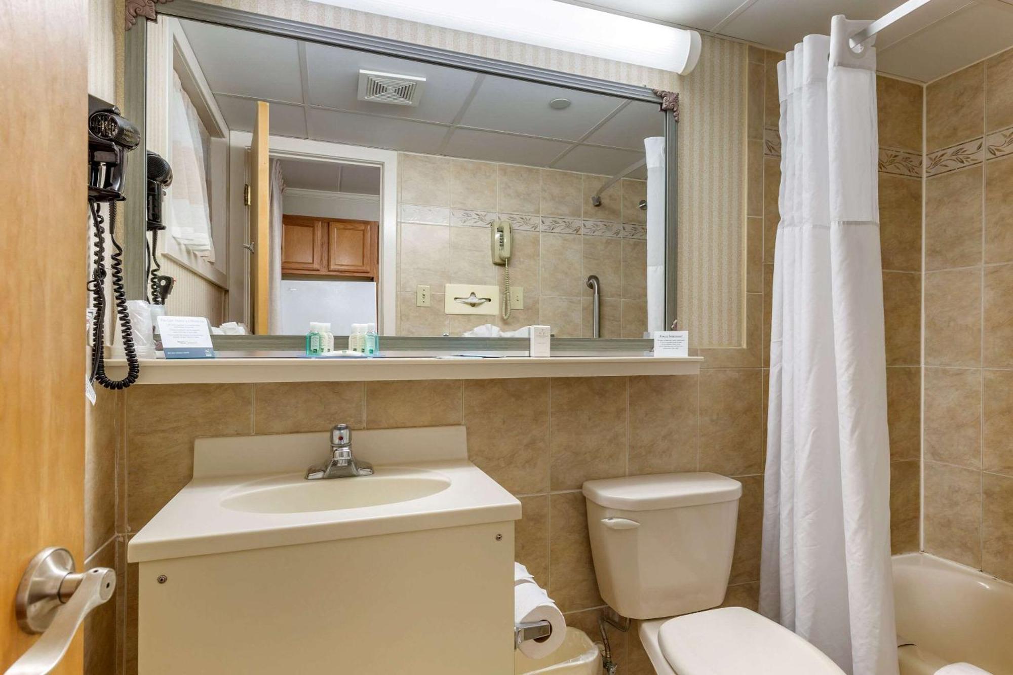 Efficiency, Ground Level, Exterior Entrance, 2 Double Beds & Sofa Bed, Non Smoking,1275809584:JPEG