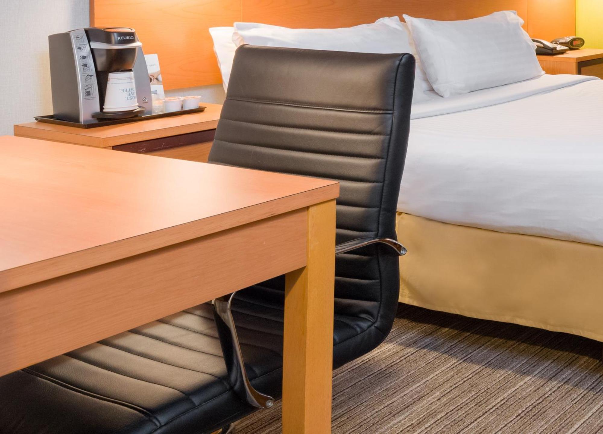 Double Room with Roll-In Shower - Hearing Accessible,1276122823:JPEG