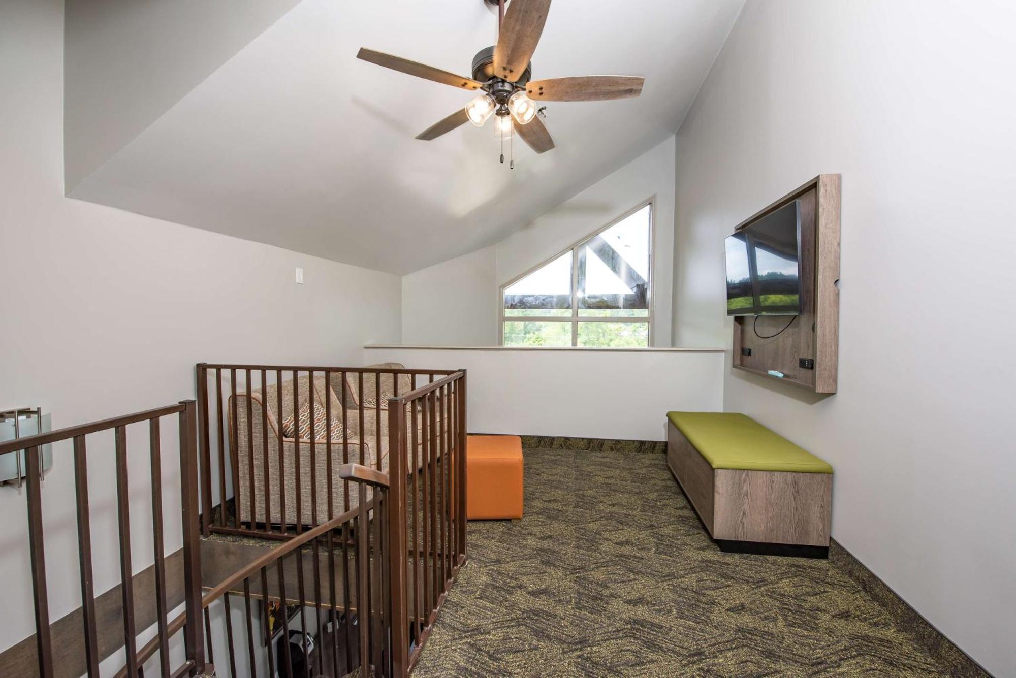 Loft King Room with Bunk Bed and Balcony - Fireplace