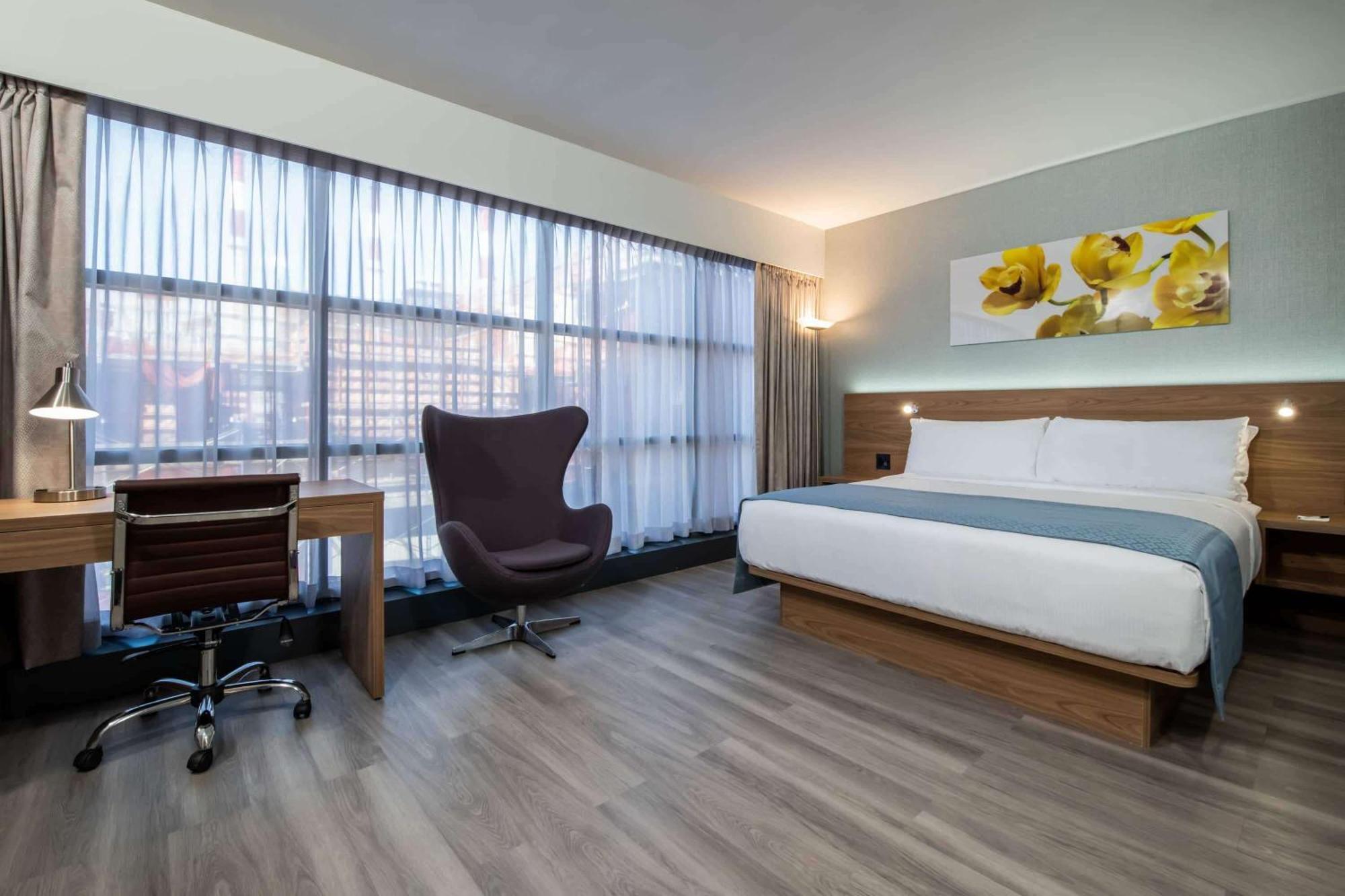 King Room with Roll-In Shower - Mobility/Hearing Accessible - Non-Smoking,1285115173:JPEG