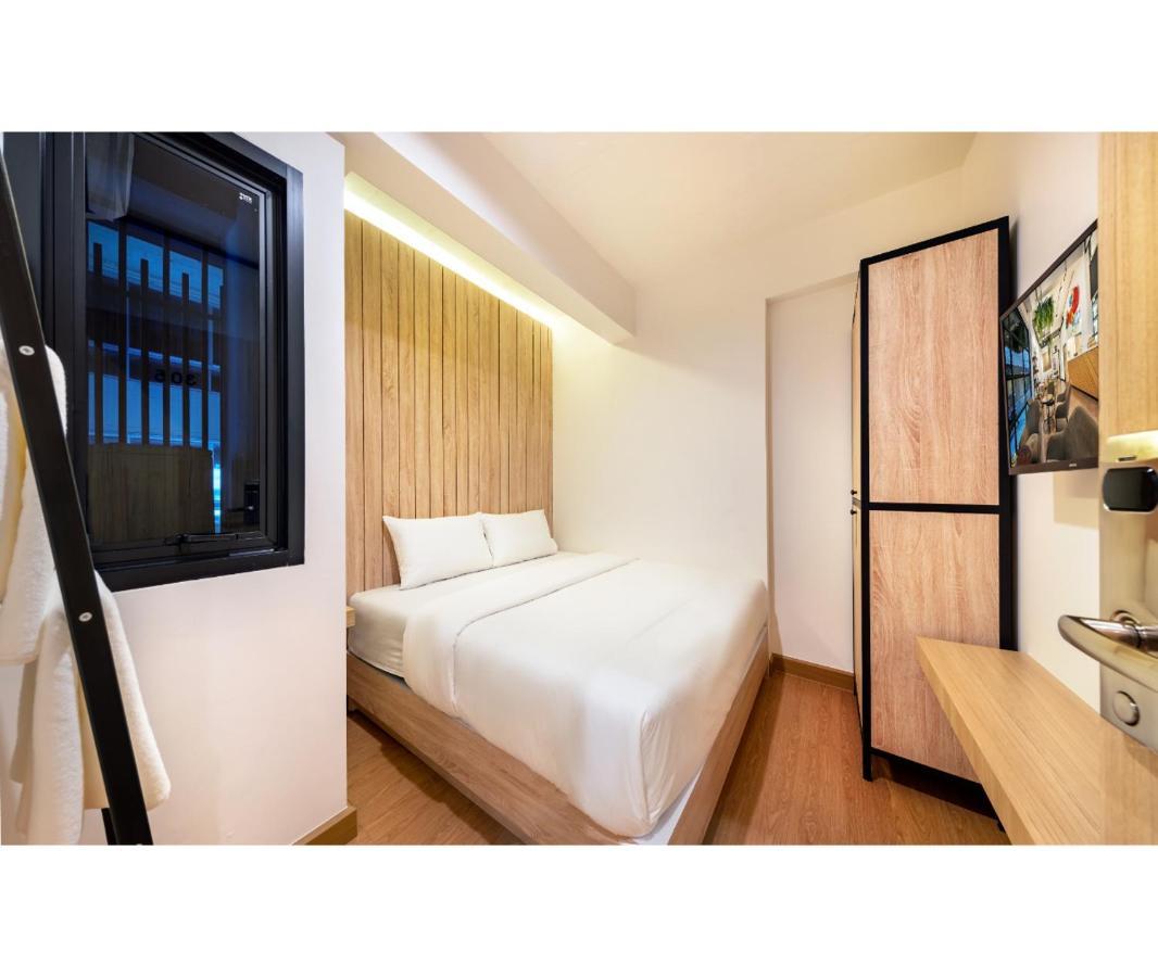 Deluxe King Room with Shared Bathroom