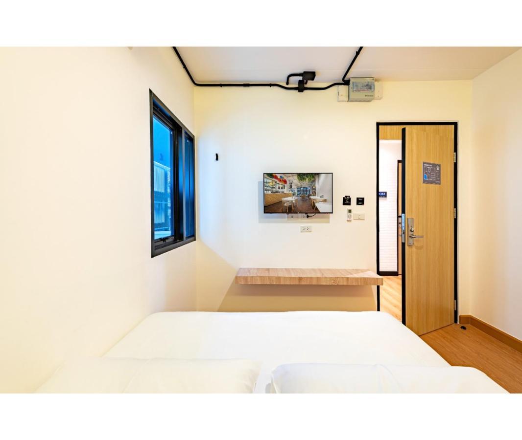 Deluxe Queen Room with Shared Bathroom