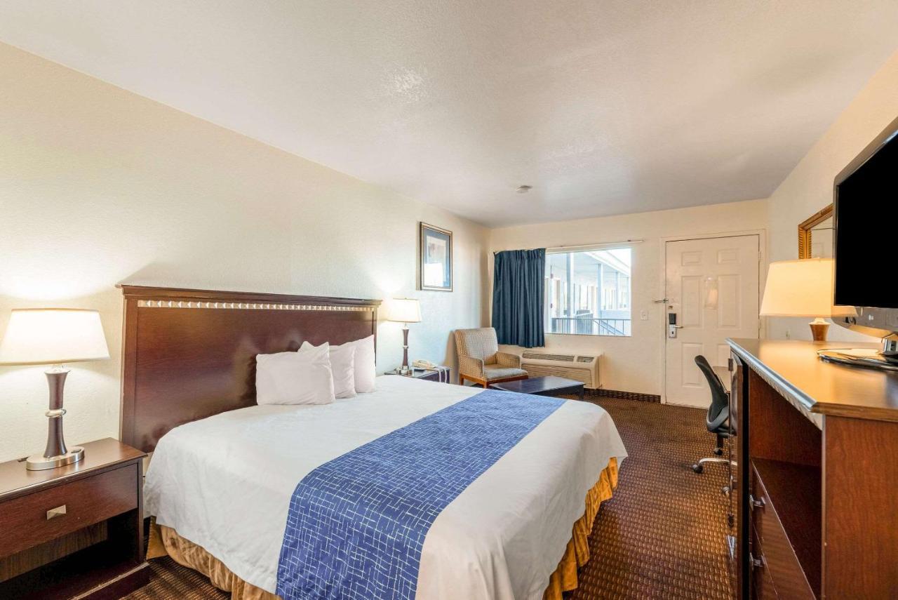 Standard King Room - Non-Smoking