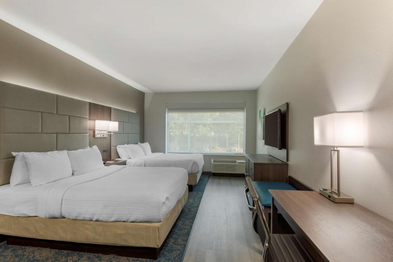 Suite with Larger Room and Kitchenette - Non-Smoking