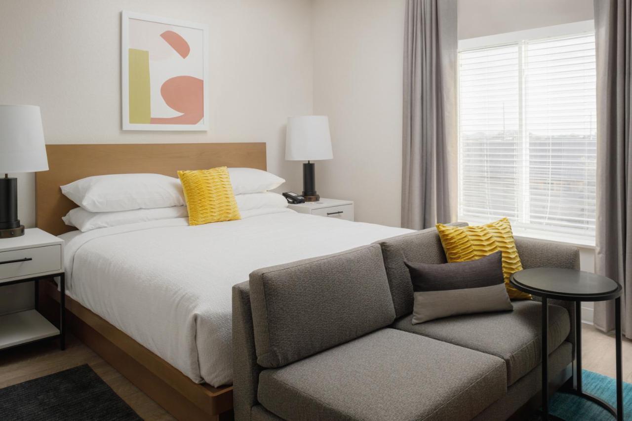 Studio Suite Roll-In Shower Hearing Accessible - King Bed