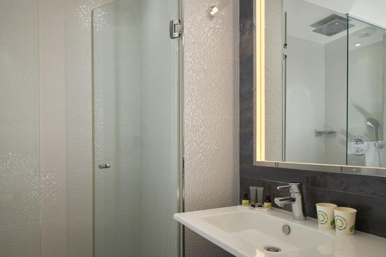 Superior Twin Room Shower