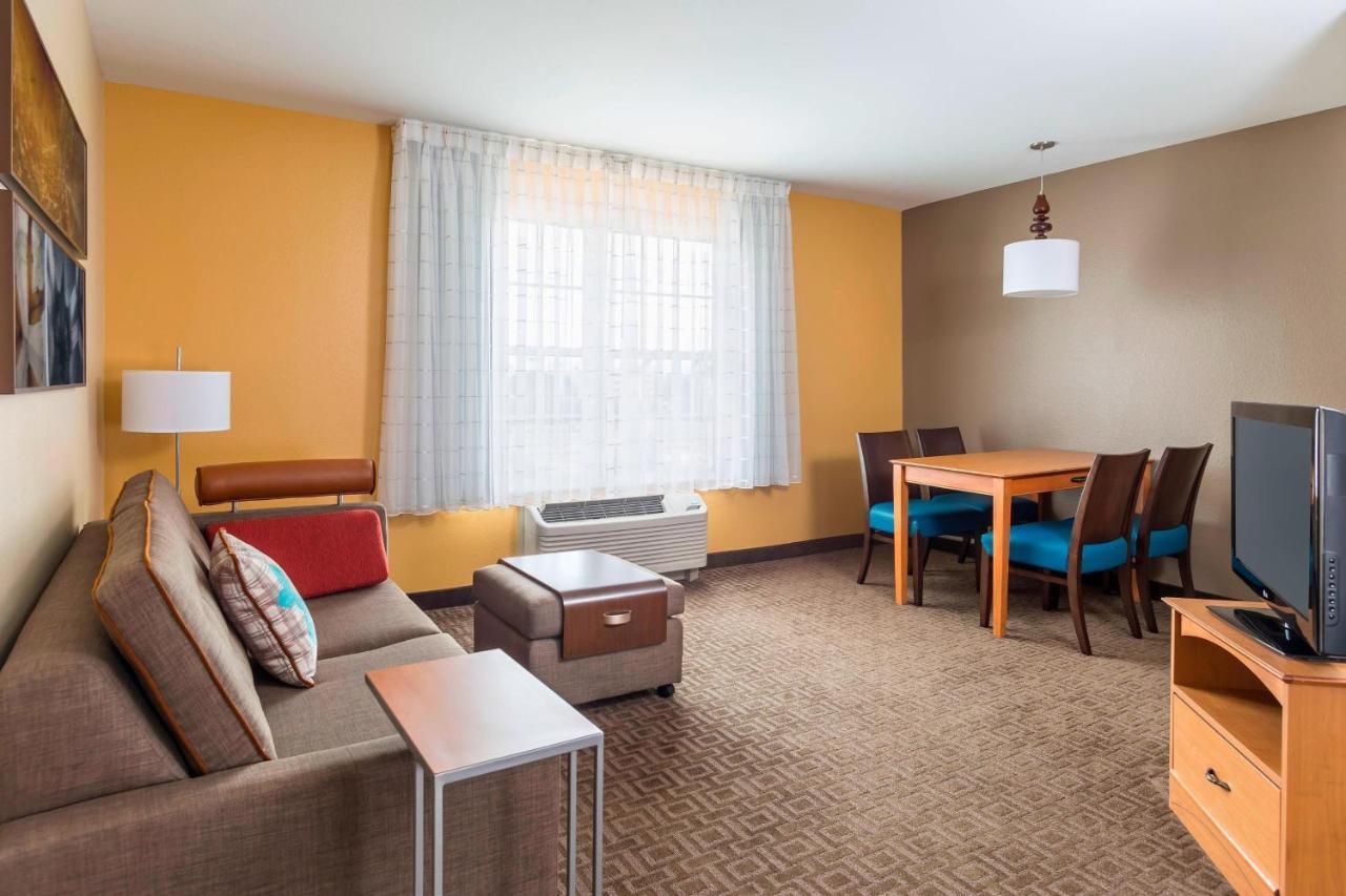 One-Bedroom Queen Suite