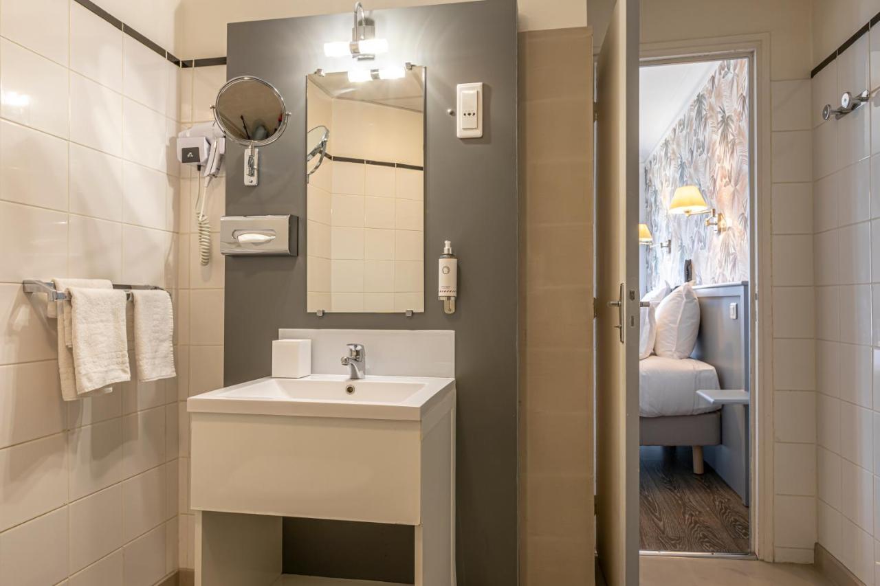 Triple Room with Eiffel Tower view,1386317789:JPEG