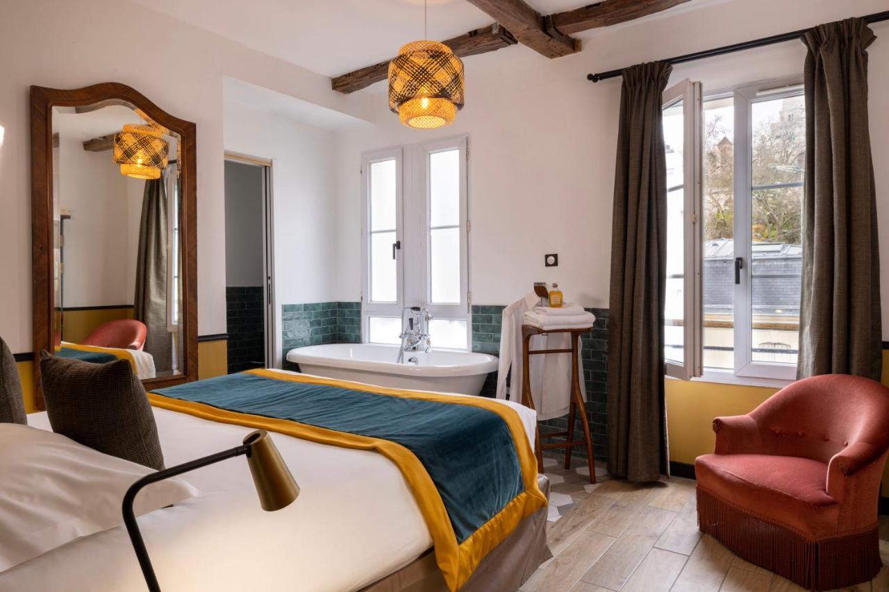 Superior Double Room with "Sacré-Cœur" View
