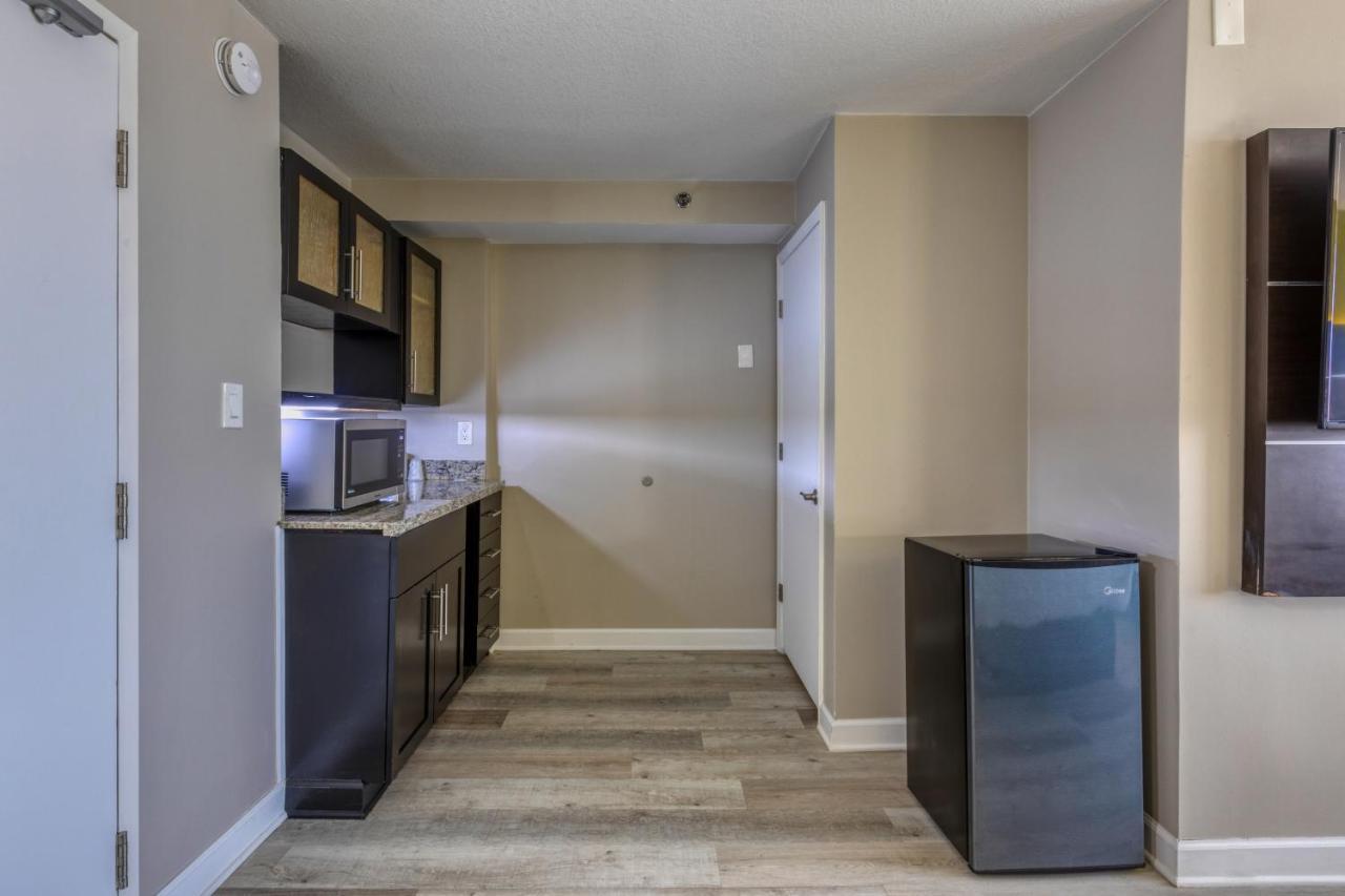 Deluxe Queen Suite