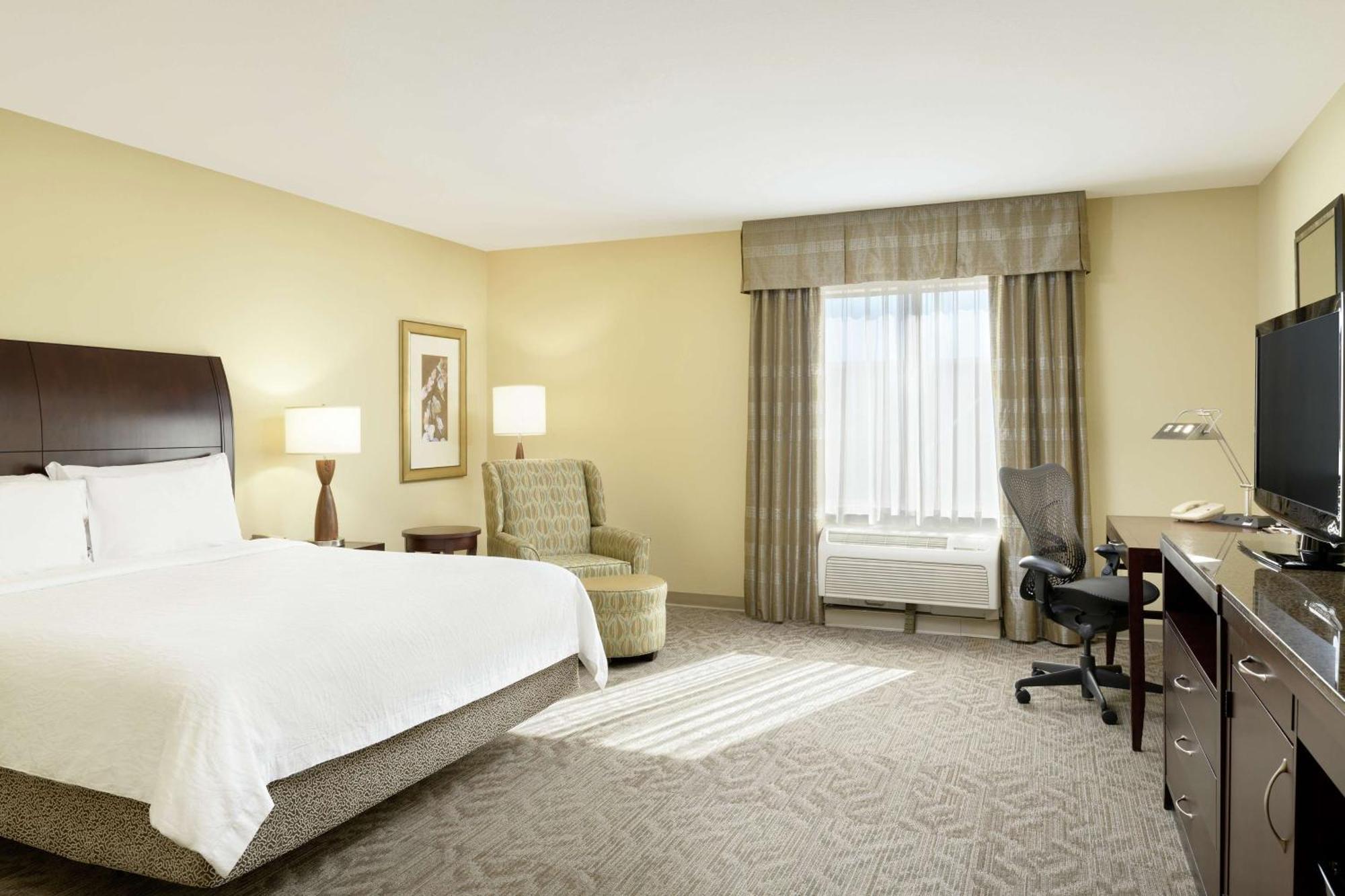 King Room with Roll-In Shower - Mobility Access