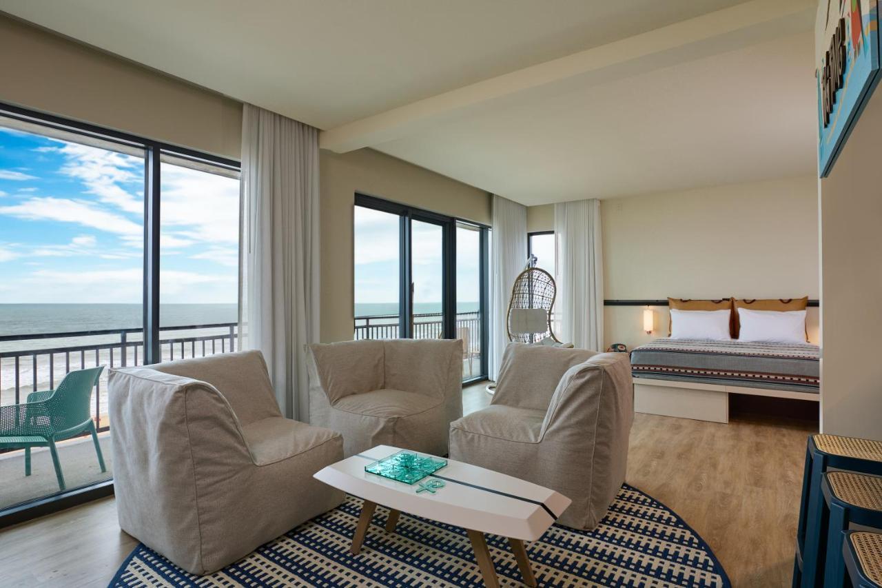 Larger Studio with King Bed, Oceanfront View, Roll-In Shower and Sofa Bed - Mobility Access/Hearing Accessible