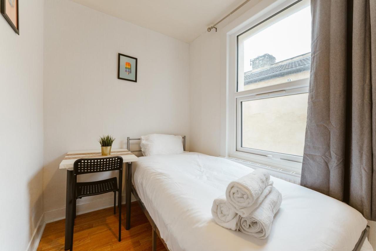 Single Room with Shared Bathroom,1470611147:JPEG