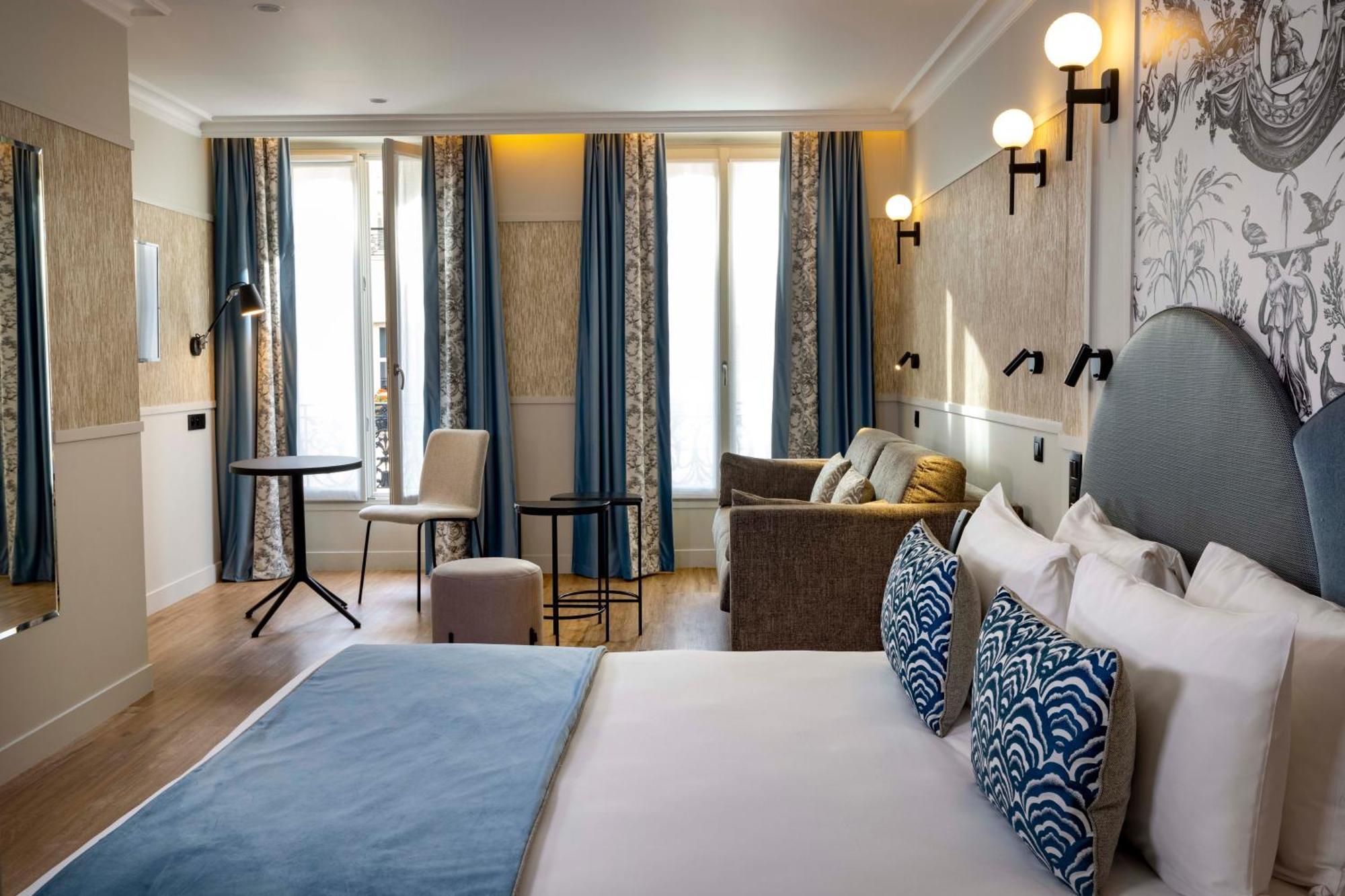 Prestige  Quadruple Suite with bath and street side