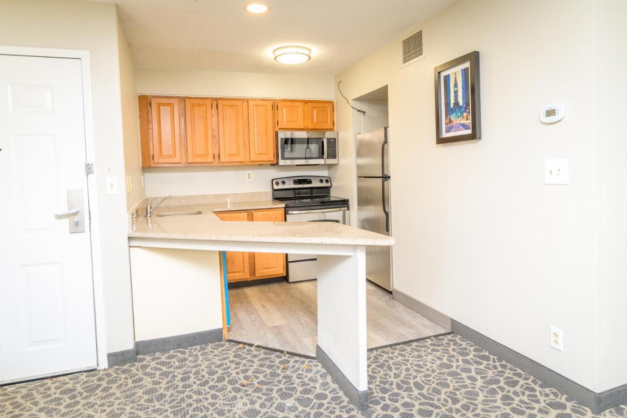 Deluxe Queen Suite