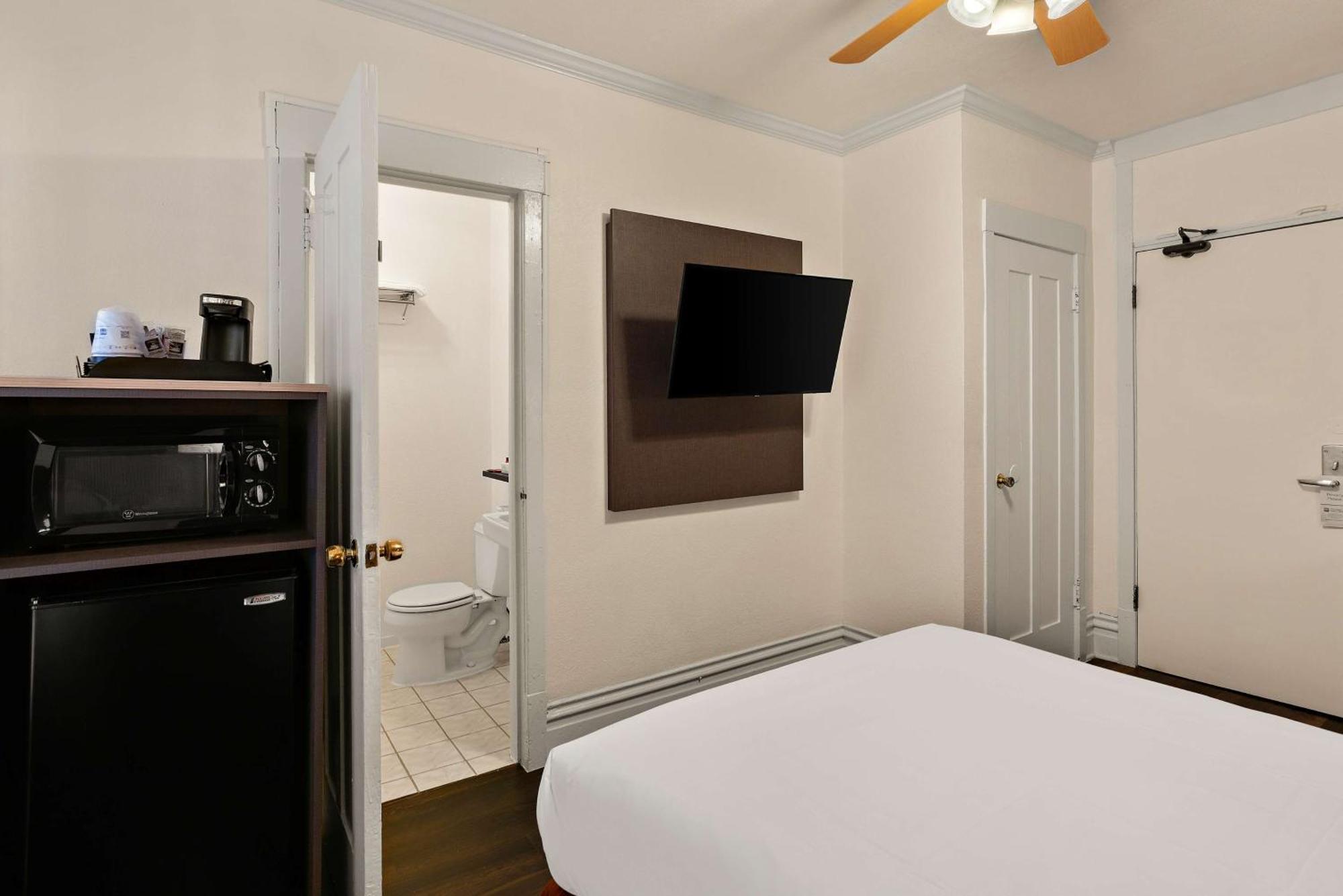 Large Queen Room - Non-Smoking