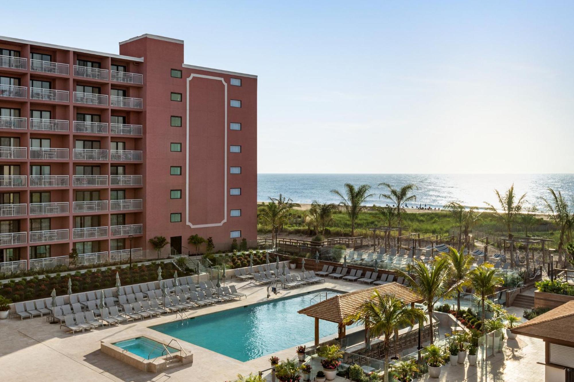 King Bed Hearing and Wheelchair Accessible with Bathtub Eastern Oceanfront