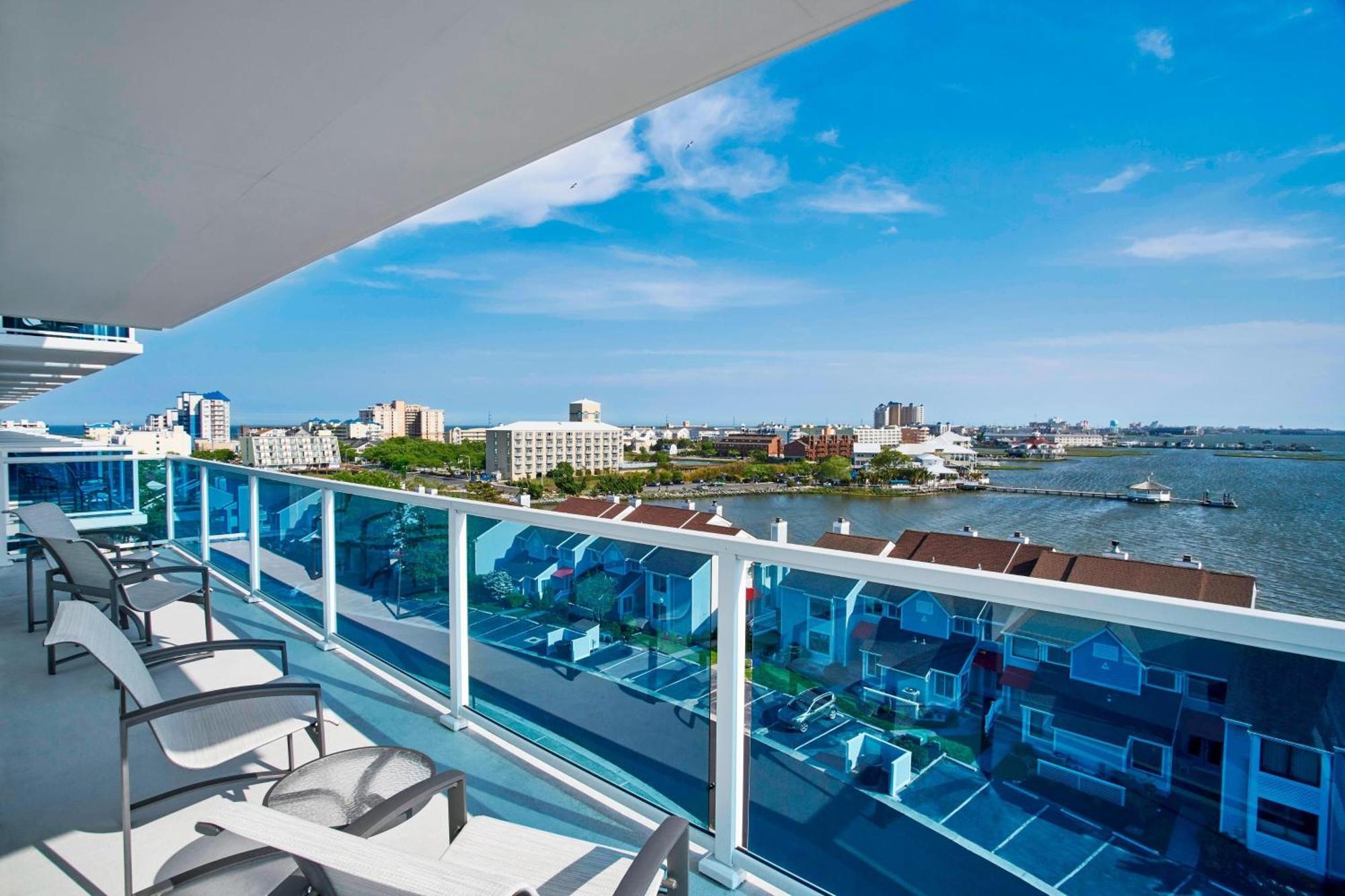 Suite with Large Balcony, 1 Bedroom Larger Suite, Balcony (Mobility & Hearing Accessible w/ Roll-in Shower)