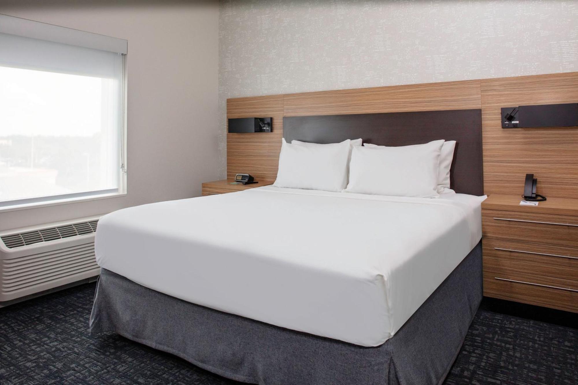 Studio King Suite with Tub - Mobility Accessible,1609376806:JPEG
