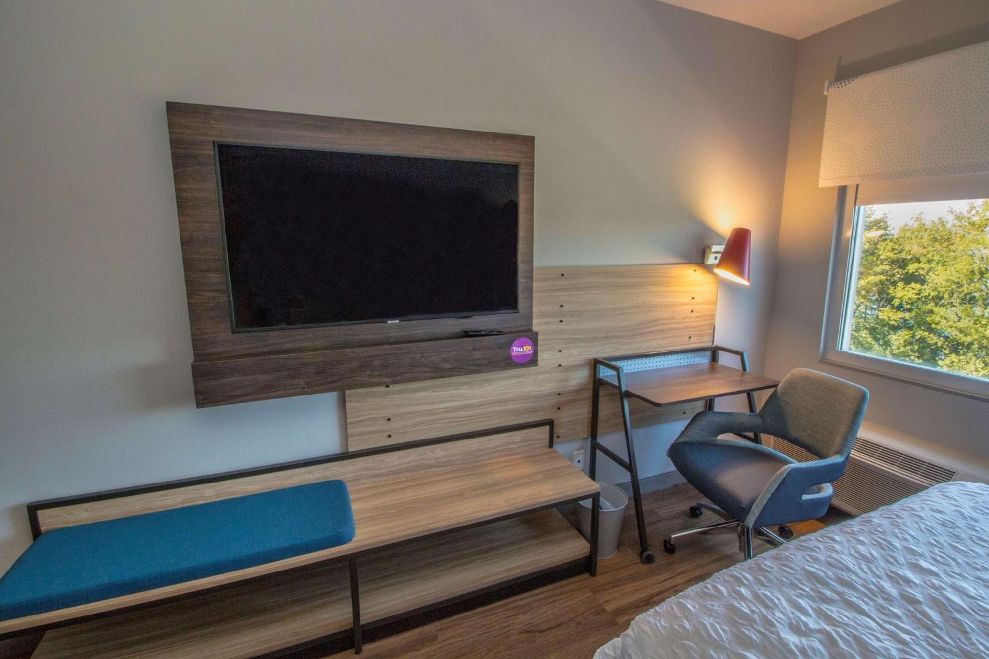 King Room with Bath Tub - Mobility Access