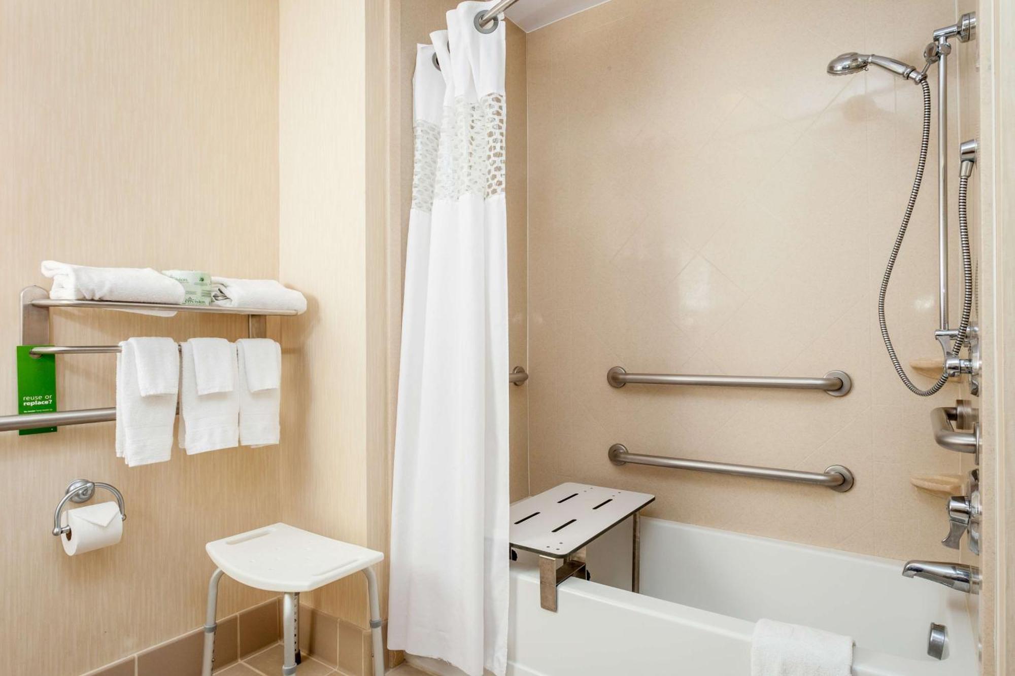 Double Room with Two Queen Beds and Bath Tub - Mobility Access