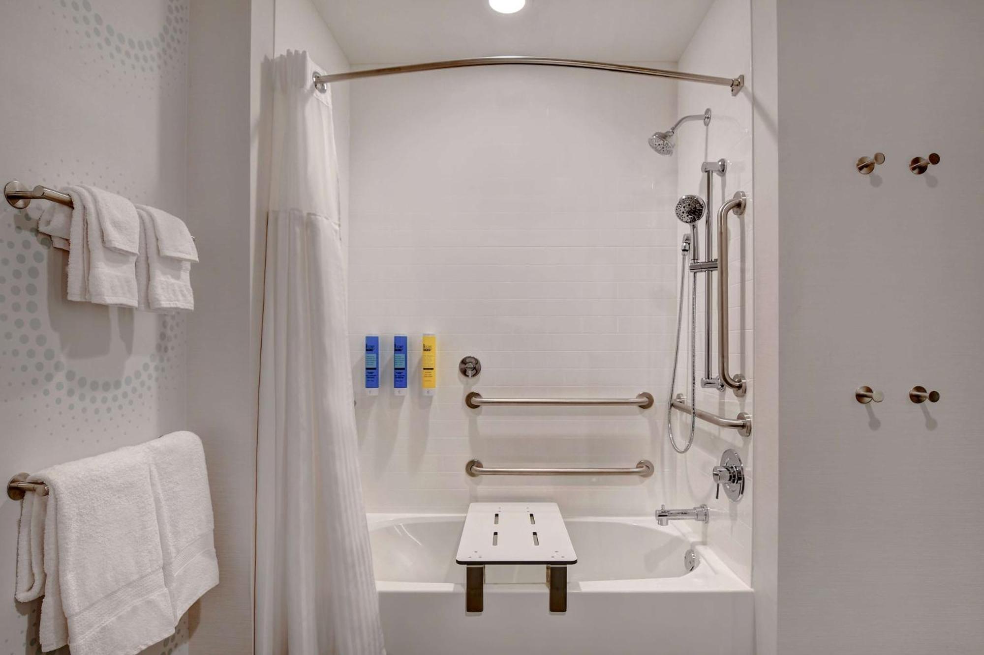 King Room with Bath Tub - Mobility Access