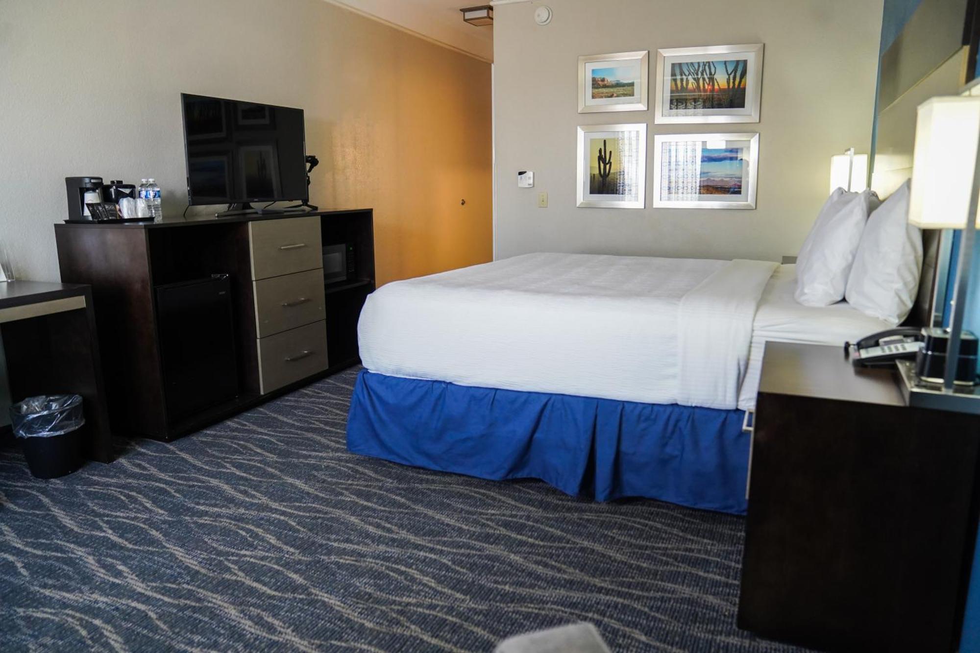 King Room with Bath Tub - Mobility Accessible/Non-Smoking