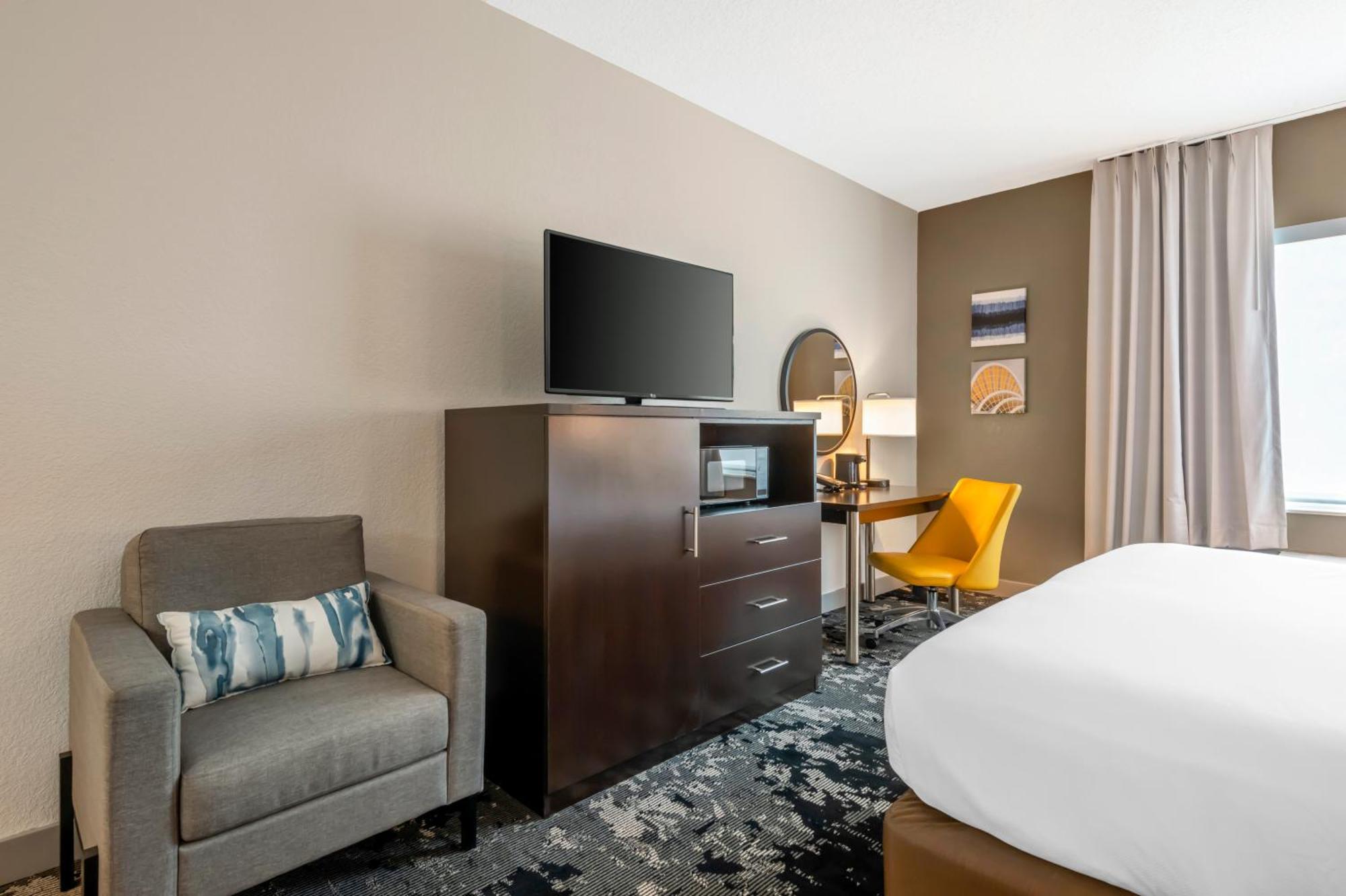 Standard King Room with City View