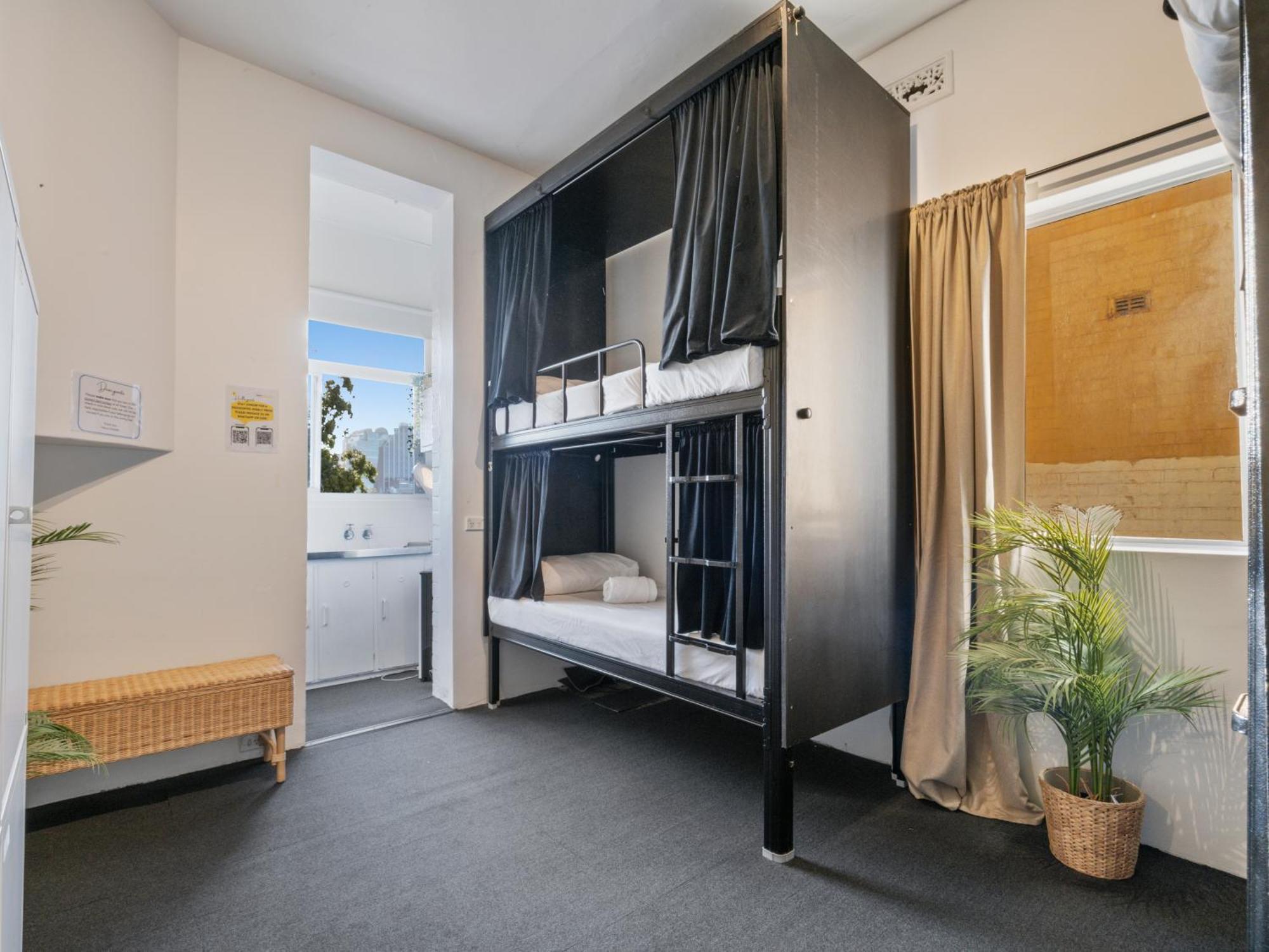 Private Room for 4 People (Shared Bathroom with Harbourview)