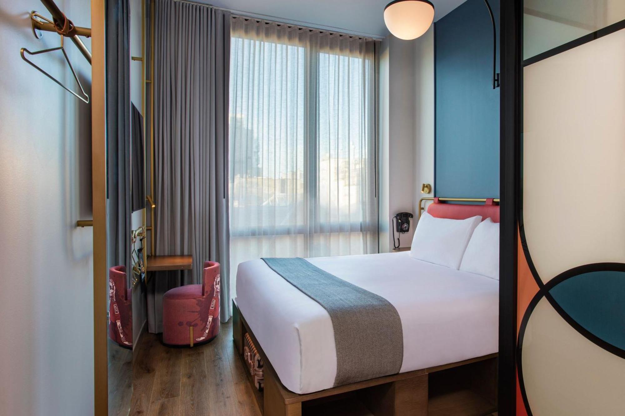 King Room with Roll-In Shower - Mobility Access/Hearing Accessible