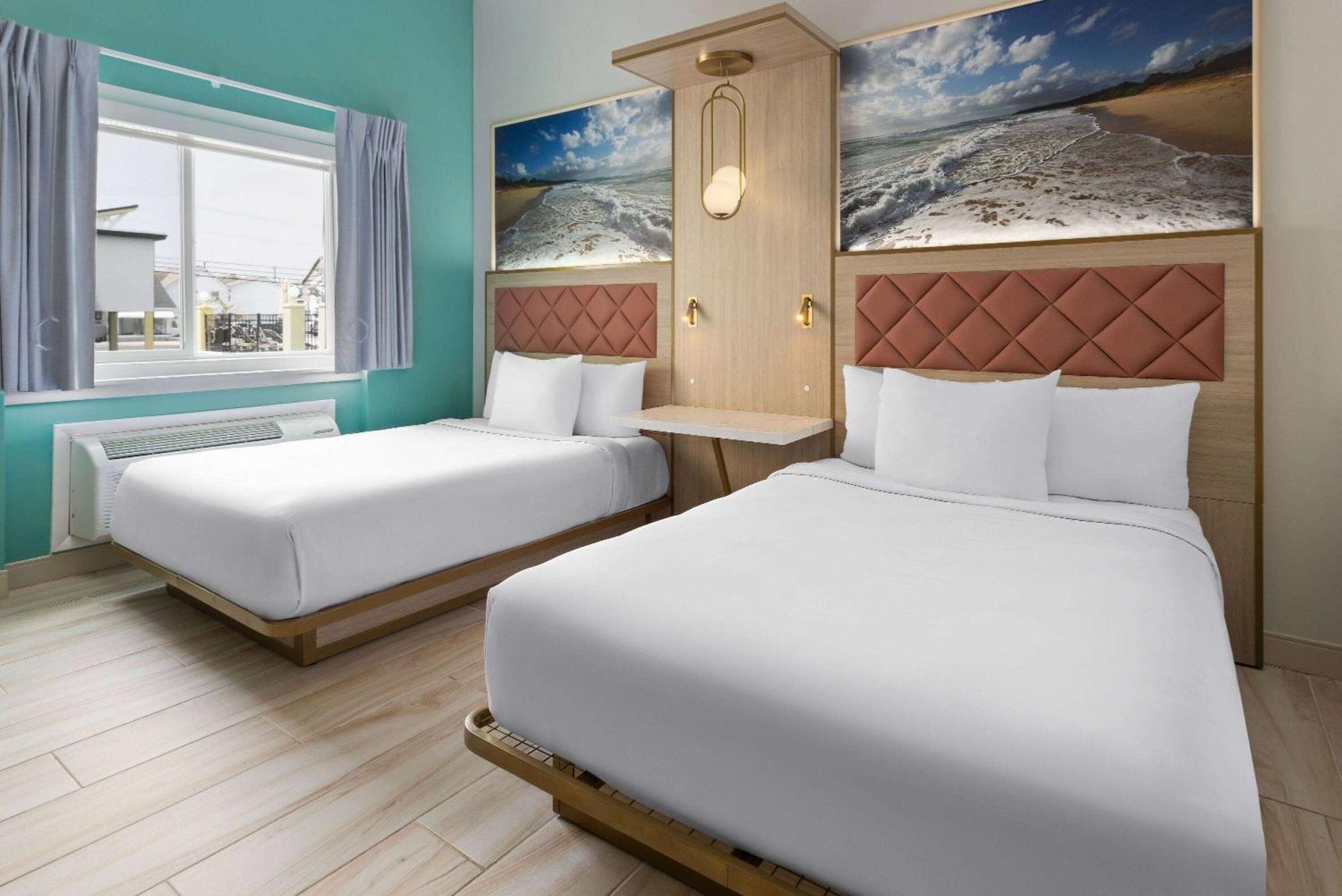 Double Room with Roll-In Shower - Mobility/Hearing Access - Non-Smoking