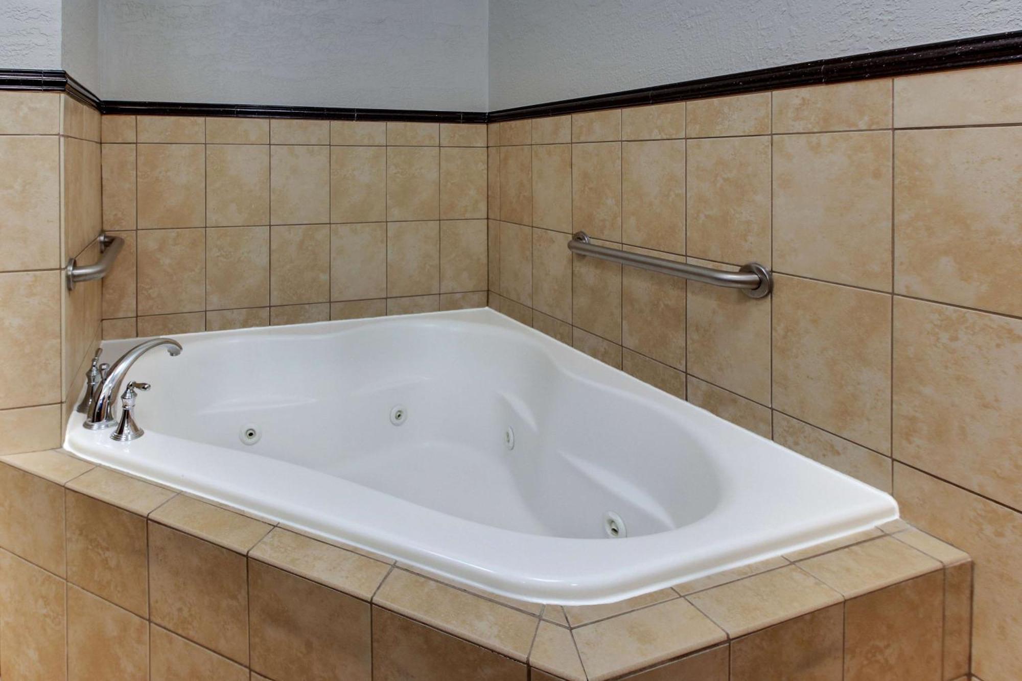 Deluxe King Room with Spa Bath