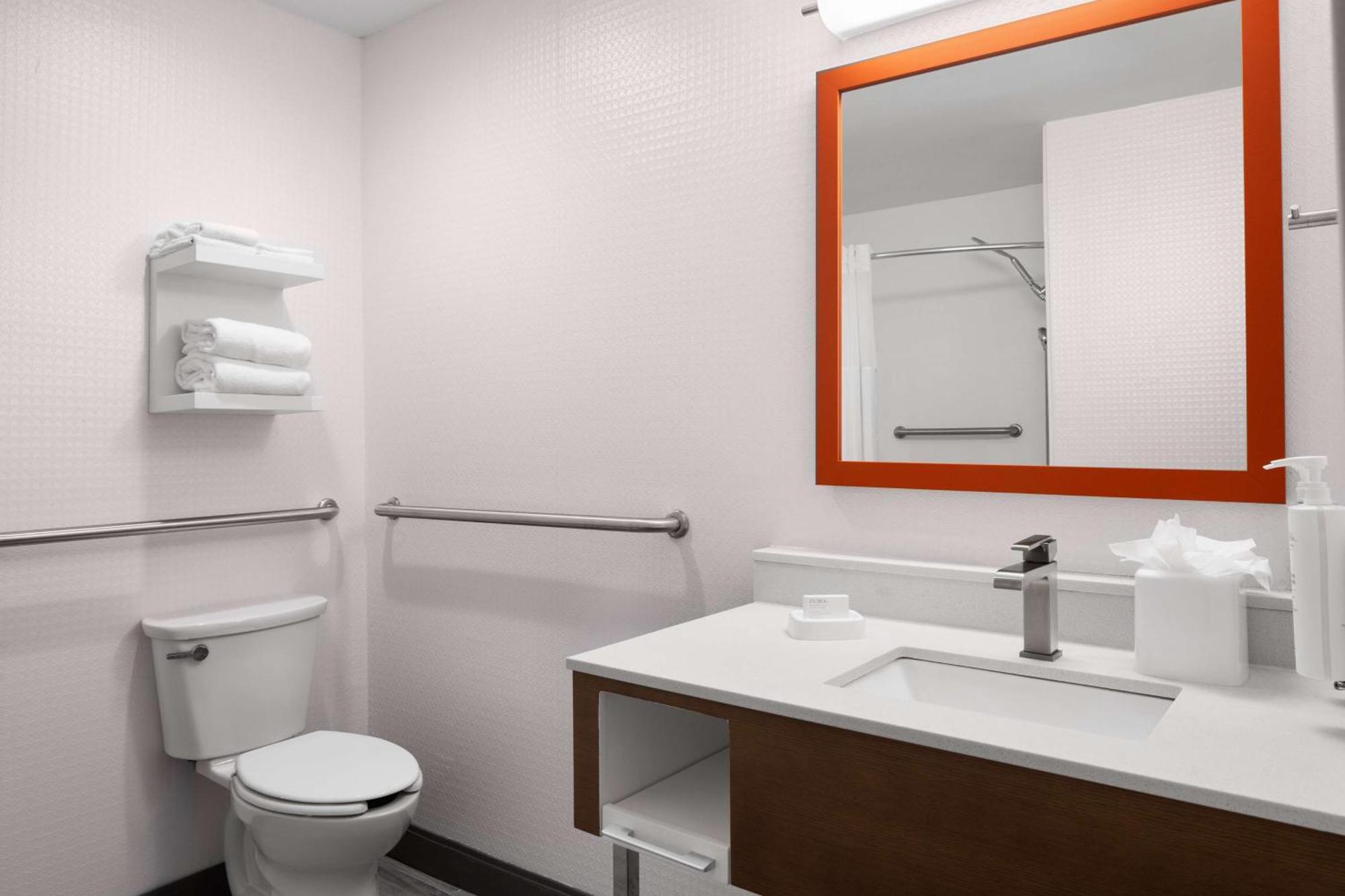 King Room with Roll-In Shower - Mobility Access