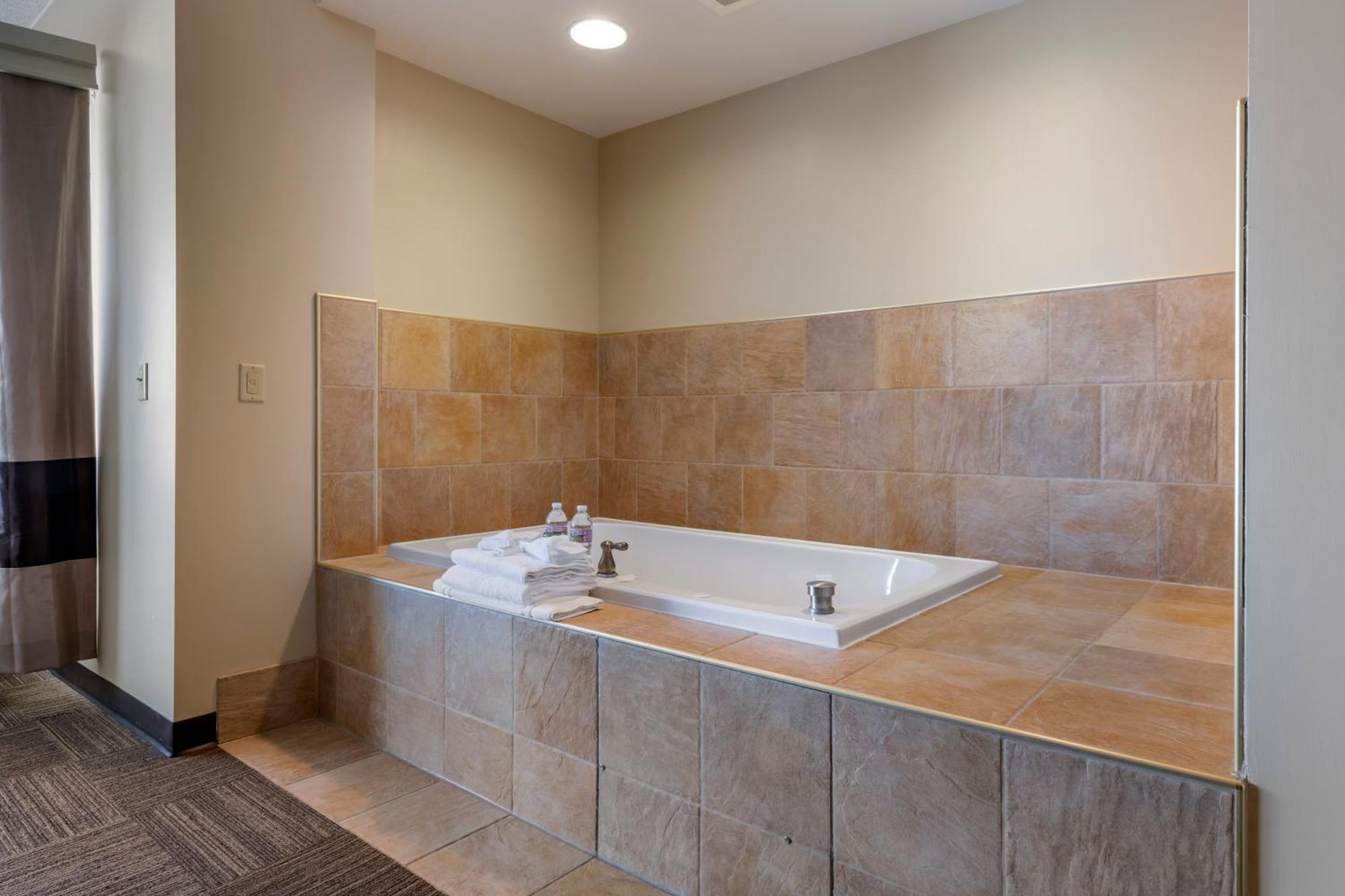 King Suite with Lake View - Non-Smoking