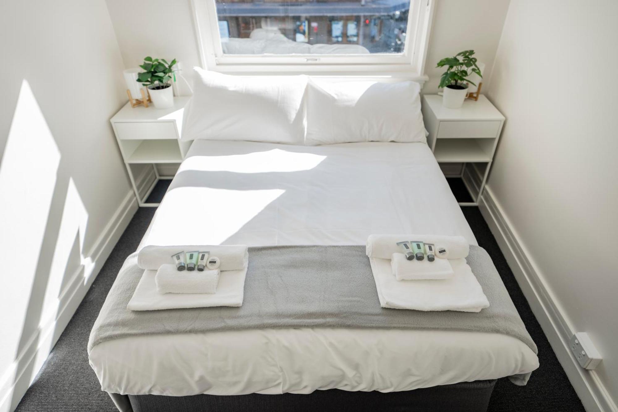 Queen Room with Shared Bathroom,1628633094:JPEG