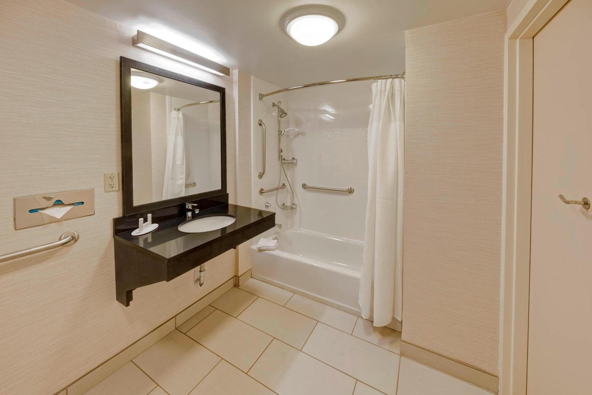 King Room with Bathtub - Mobility Access/Hearing Accessible