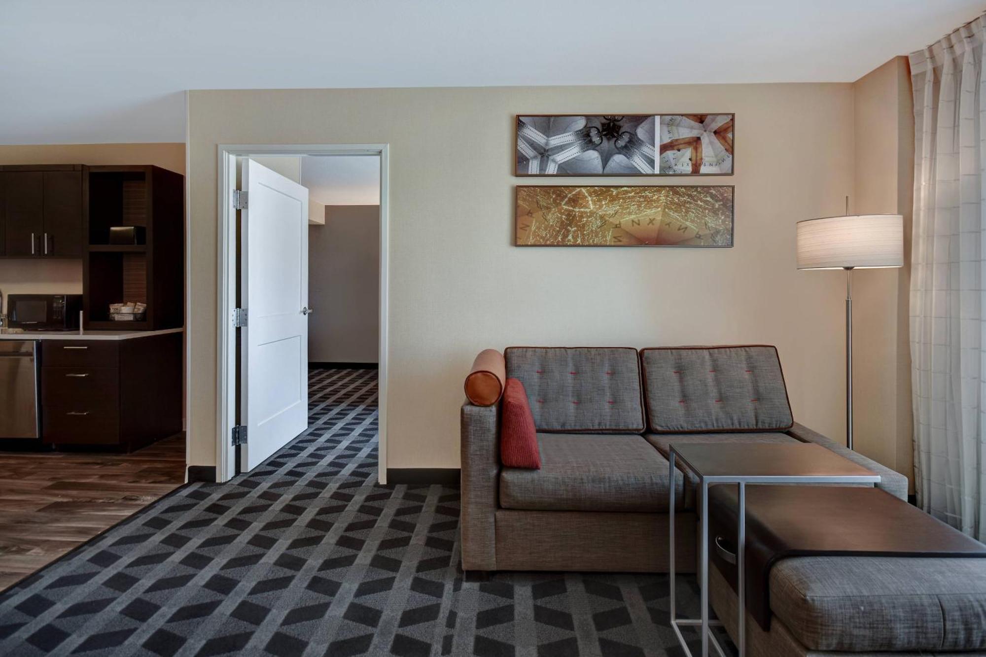 1 Bedroom Suite, 1 King, Sofa bed, Poolside view