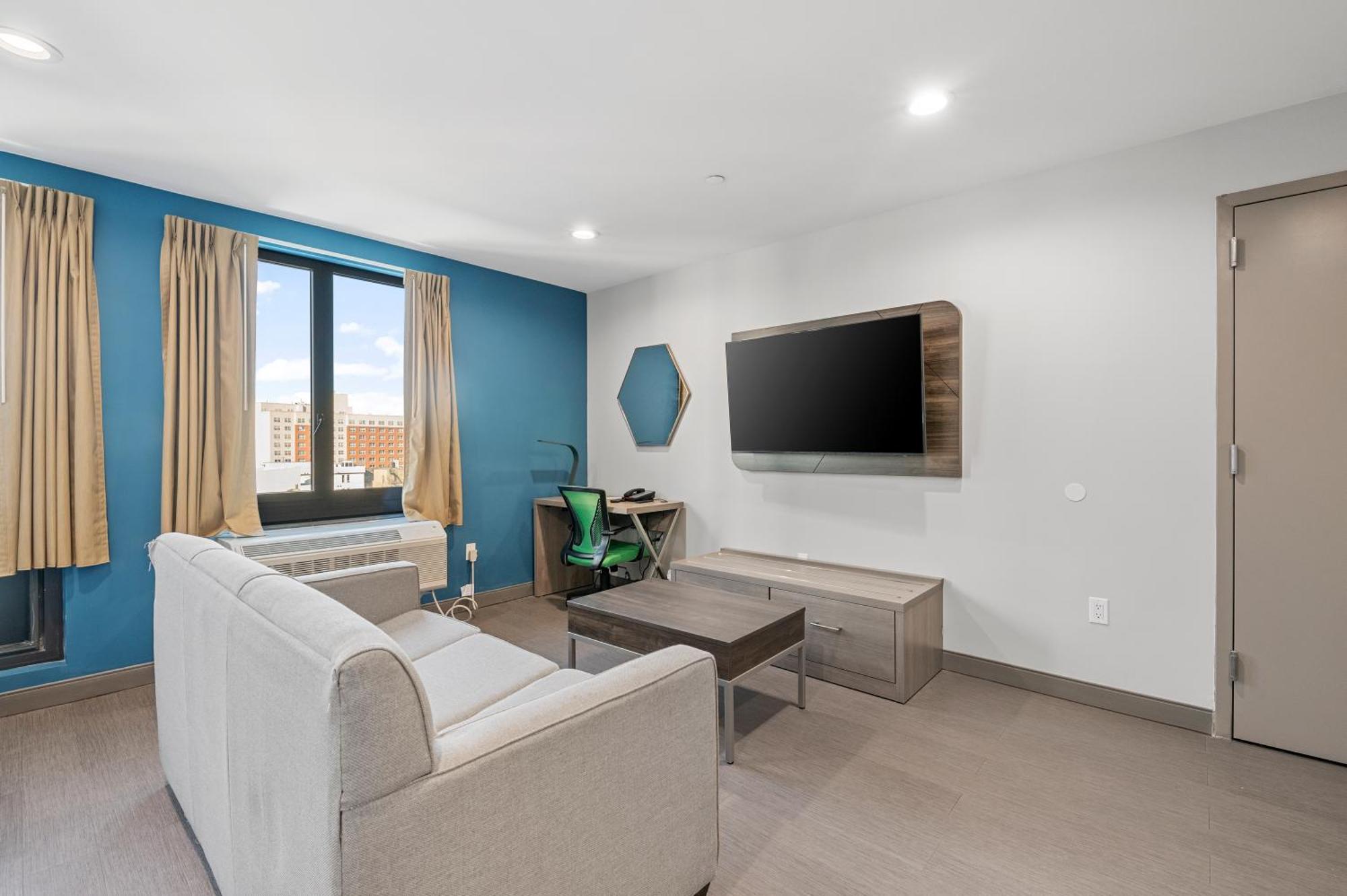 One-Bedroom Queen Suite -Non-Smoking