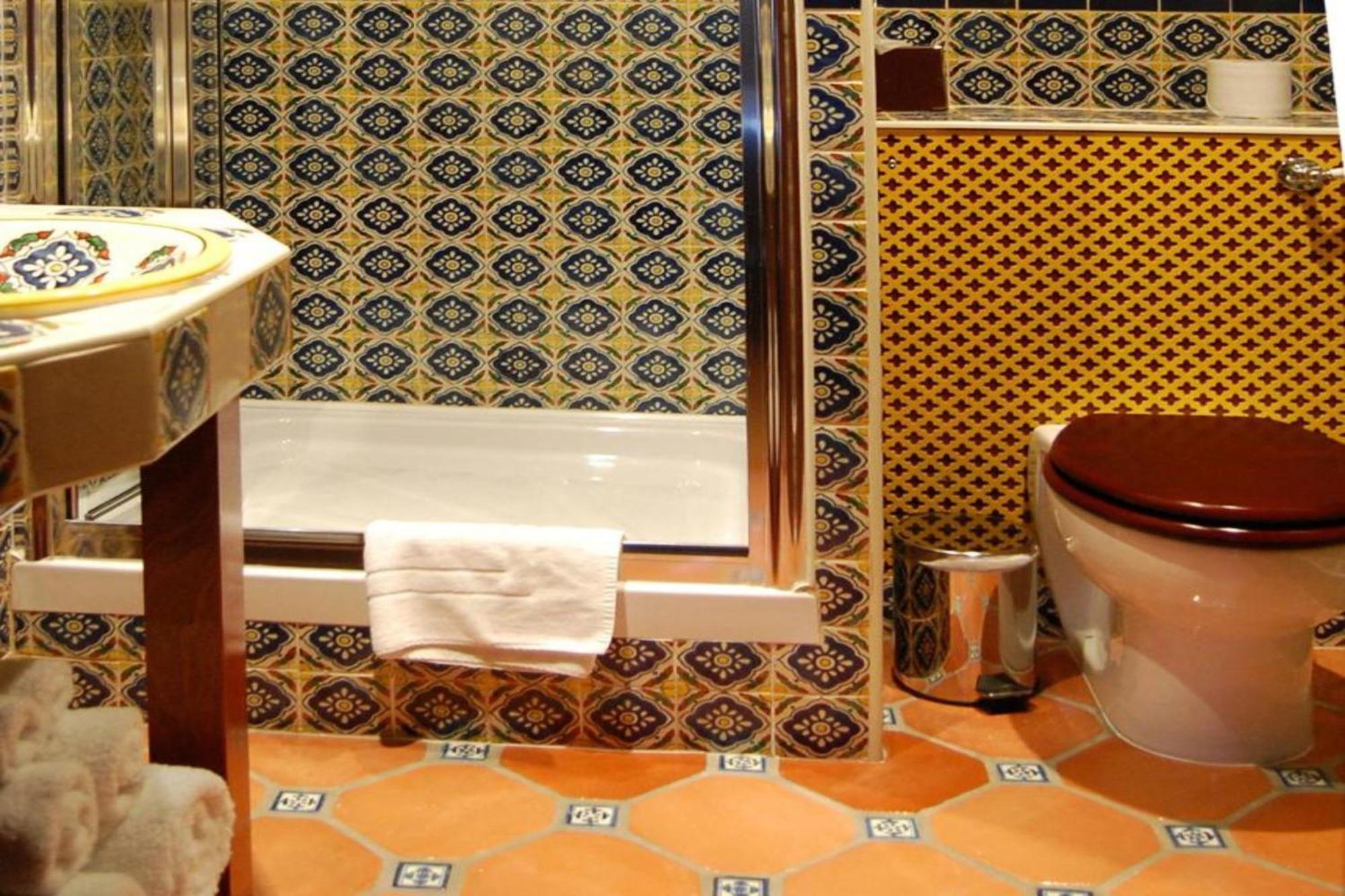 Standard Twin Room with Shared Bathroom