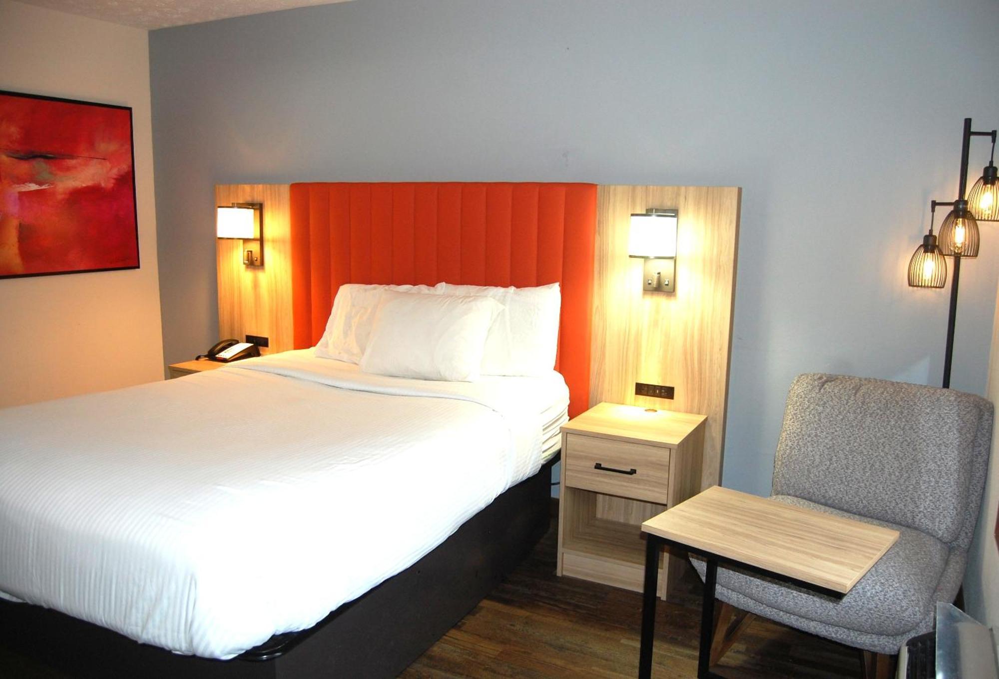 Standard Room with One Queen Bed