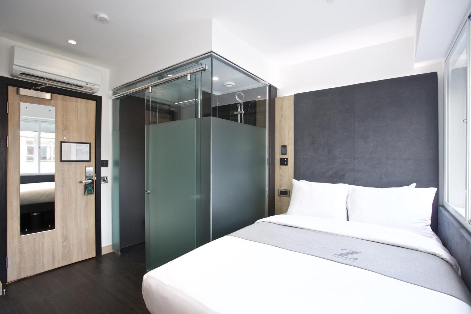 Club Queen Room